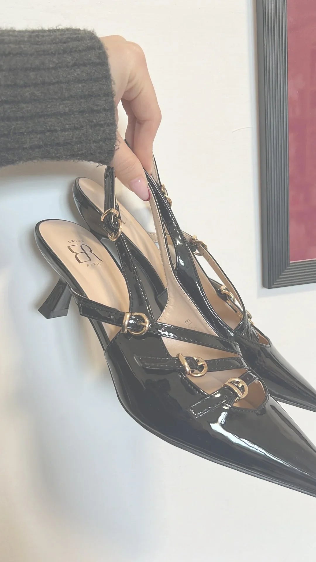 Scarpe décolleté nere lucide con cinturini e fibbie dorate, tacco medio, tenute a mano