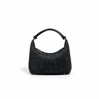 Borsa Kaila ecosuede nero hardware oro chiusura a zip piedini d'appoggio oro manico allungabile stile intrecciato su sfondo bianco
