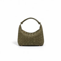 Borsa Kaila ecosuede olive hardware oro chiusura a zip piedini d'appoggio oro manico allungabile stile intrecciato su sfondo bianco