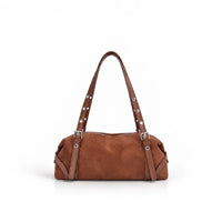 Borsa Olivia marrone chiaro suede hardware silver manici allungabili chiusura a zip unico scompartimento bottoni laterali per allungamento borsa tasca interna con zip su sfondo bianco