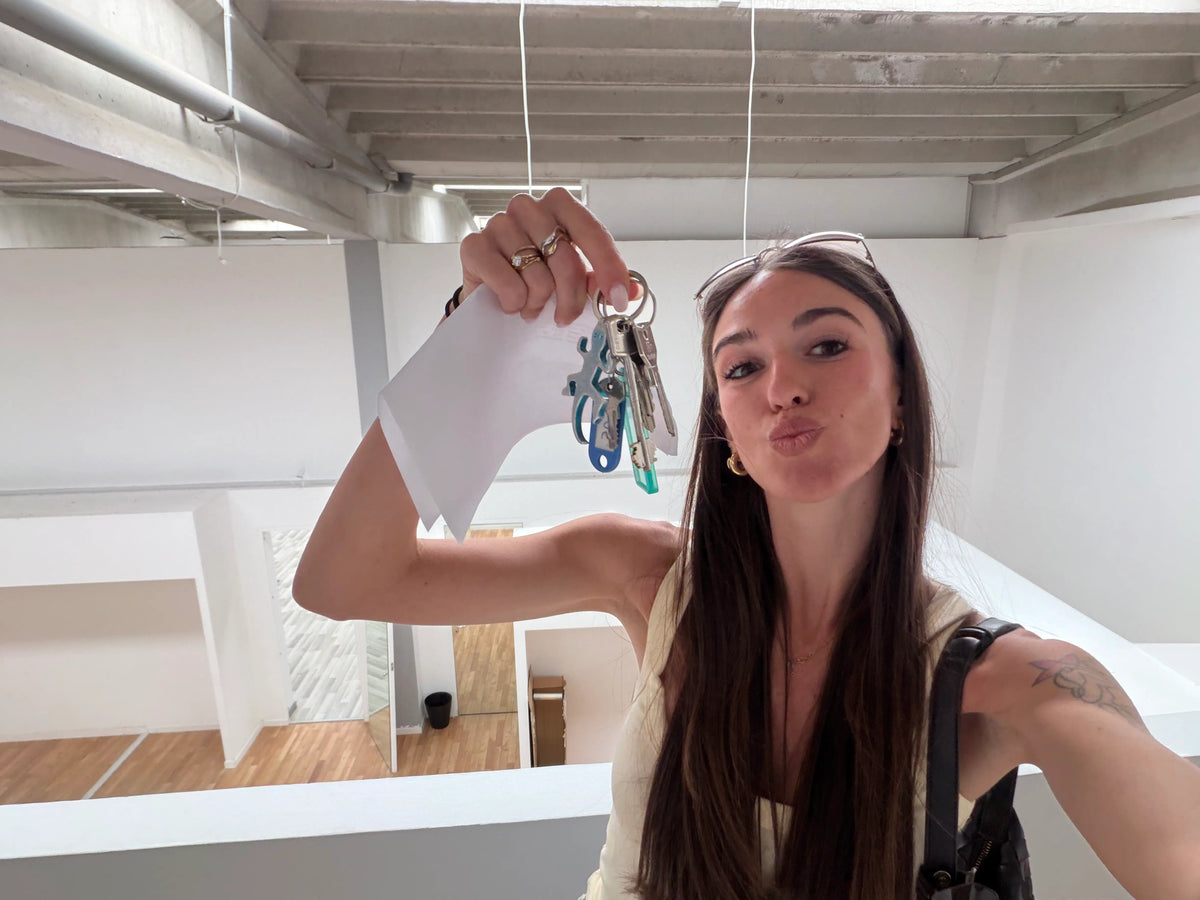 Giada con le chiavi in mano del suo primo capannone da 300 mq vuoto da allestire 