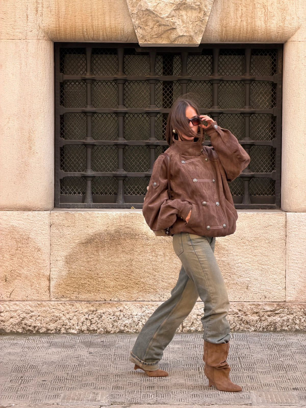 Outfit giacca Dakota suede indossata con jeans e stivaletti Olivia suede