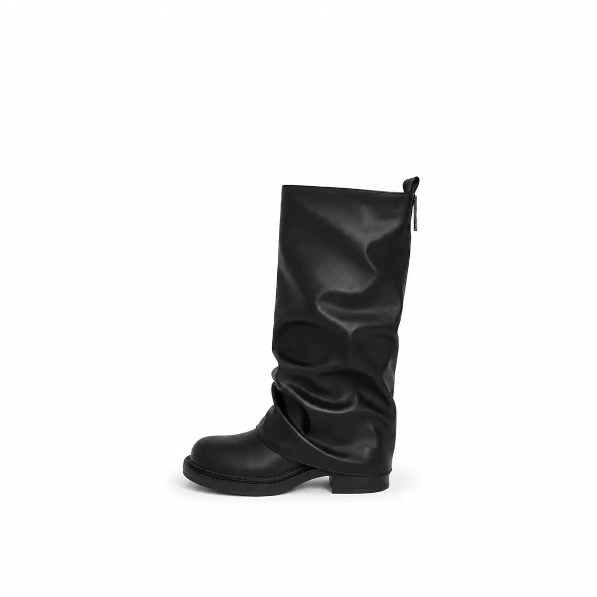 Stivale Rachel in ecopelle nero con punta squadrata tacco basso con risvolto gambale largo e dritto su sfondo bianco 