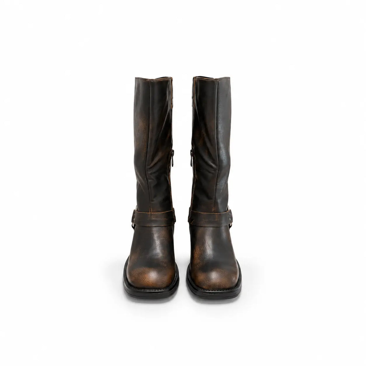 Stivale biker boots Zoe marrone con tacco basso e piatto punta squadrata zip laterale hardware argento su sfondo bianco viste frontalmente