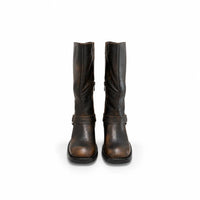 Stivale biker boots Zoe marrone con tacco basso e piatto punta squadrata zip laterale hardware argento su sfondo bianco viste frontalmente
