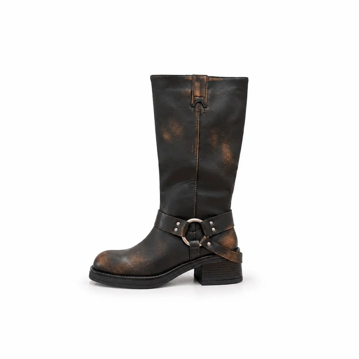 Stivale biker boots Zoe marrone con tacco basso e piatto punta tonda zip laterale hardware argento su sfondo bianco