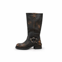 Stivale biker boots Zoe marrone con tacco basso e piatto punta tonda zip laterale hardware argento su sfondo bianco