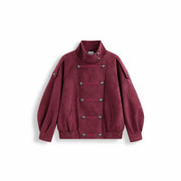 Visione frontale Giacca Dakota bordeaux suede hardware silver scuro chiusura doppi bottoni e zip elastico parte finale del capo collo alto con bottoni tasche esterne senza zip su sfondo bianco 
