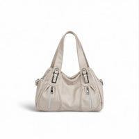 borsa Brooklyn per università e lavoro beige con hardware argento tasche esterne con chiusura zip su sfondo bianco
