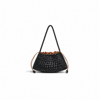 borsa Juliette nero modello intreccio forma a barchetta con sacchetto interno con tasca a zip da portare a spalla su sfondo bianco 
