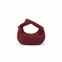 borsa Kim mini bordeaux in ecosuede con hardware oro modello intreccio di tendenza con tracolla inclusa su sfondo bianco