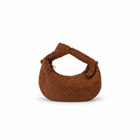 borsa Kim mini cuoio in ecosuede con hardware oro modello intreccio di tendenza con tracolla inclusa su sfondo bianco