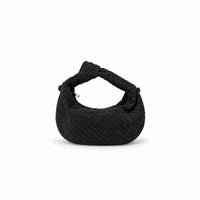 borsa Kim mini nero in ecosuede con hardware oro modello intreccio di tendenza con tracolla inclusa su sfondo bianco