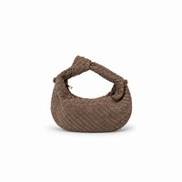 borsa Kim mini taupe in ecosuede con hardware oro modello intreccio di tendenza con tracolla inclusa su sfondo bianco