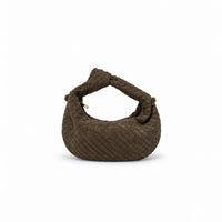 borsa Kim mini verdone in ecosuede con hardware oro modello intreccio di tendenza con tracolla inclusa su sfondo bianco