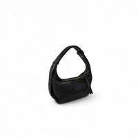 borsa Maddy in ecopelle nero con tracolla allungabile hardware oro chiusura a zip su sfondo bianco