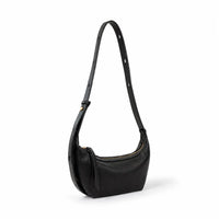 borsa Maddy in ecopelle nero con tracolla allungabile hardware oro chiusura a zip su sfondo bianco