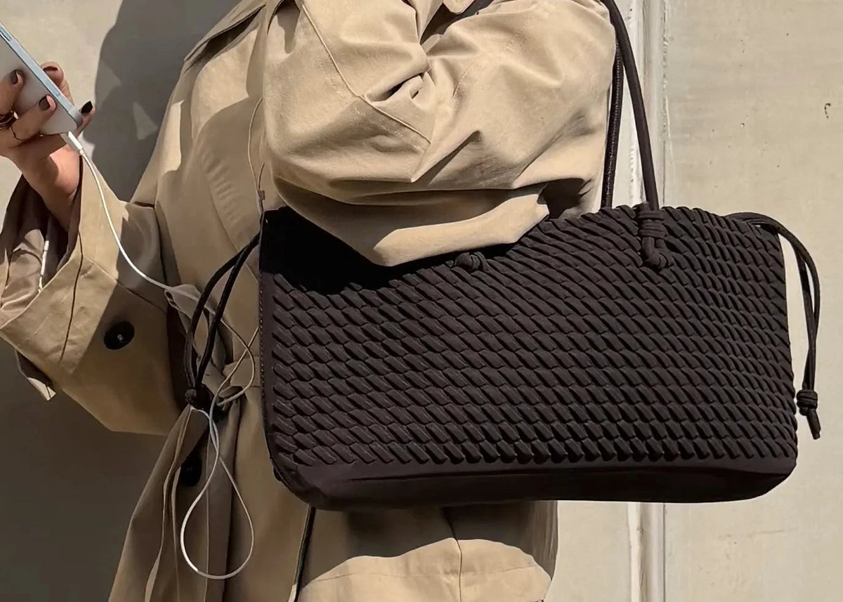 borsa eveleyn marrone testa di moro in ecosuede portata a spalla indossata con trench e jeans 