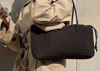 borsa eveleyn marrone testa di moro in ecosuede portata a spalla indossata con trench e jeans 