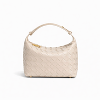 borsa kaila beige in ecopelle hardware oro chiusura a zip molto capiente per la sua grandezza modello intrecciato con manico espandibile su sfondo bianco 