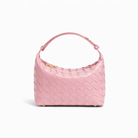 borsa kaila rosa in ecopelle hardware oro chiusura a zip molto capiente per la sua grandezza modello intrecciato con manico espandibile su sfondo bianco 