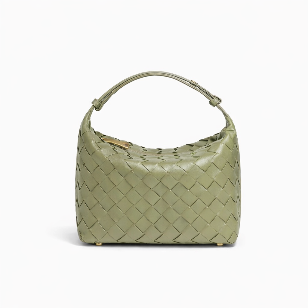 borsa kaila verde matcha in ecopelle hardware oro chiusura a zip molto capiente per la sua grandezza modello intrecciato con manico espandibile su sfondo bianco 