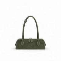 borsa nora in ecosuede verdone con manici rigidi e lunghi per portare a spalla con hardware argento tasca interna con zip su sfondo bianco