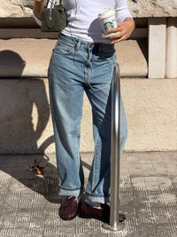 Outfit con mocassino Borgogna con calza bianca jeans e maglietta con borsa e maglietta bianca in centro città in autunno