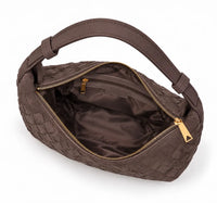 interno Borsa Kaila ecosuede marrone testa di morohardware oro chiusura a zip piedini d'appoggio oro manico allungabile stile intrecciato su sfondo bianco
