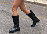 ragazza con outfit autunnale con pantaloncino e felpa con borsa nora in suede color nero per mobile