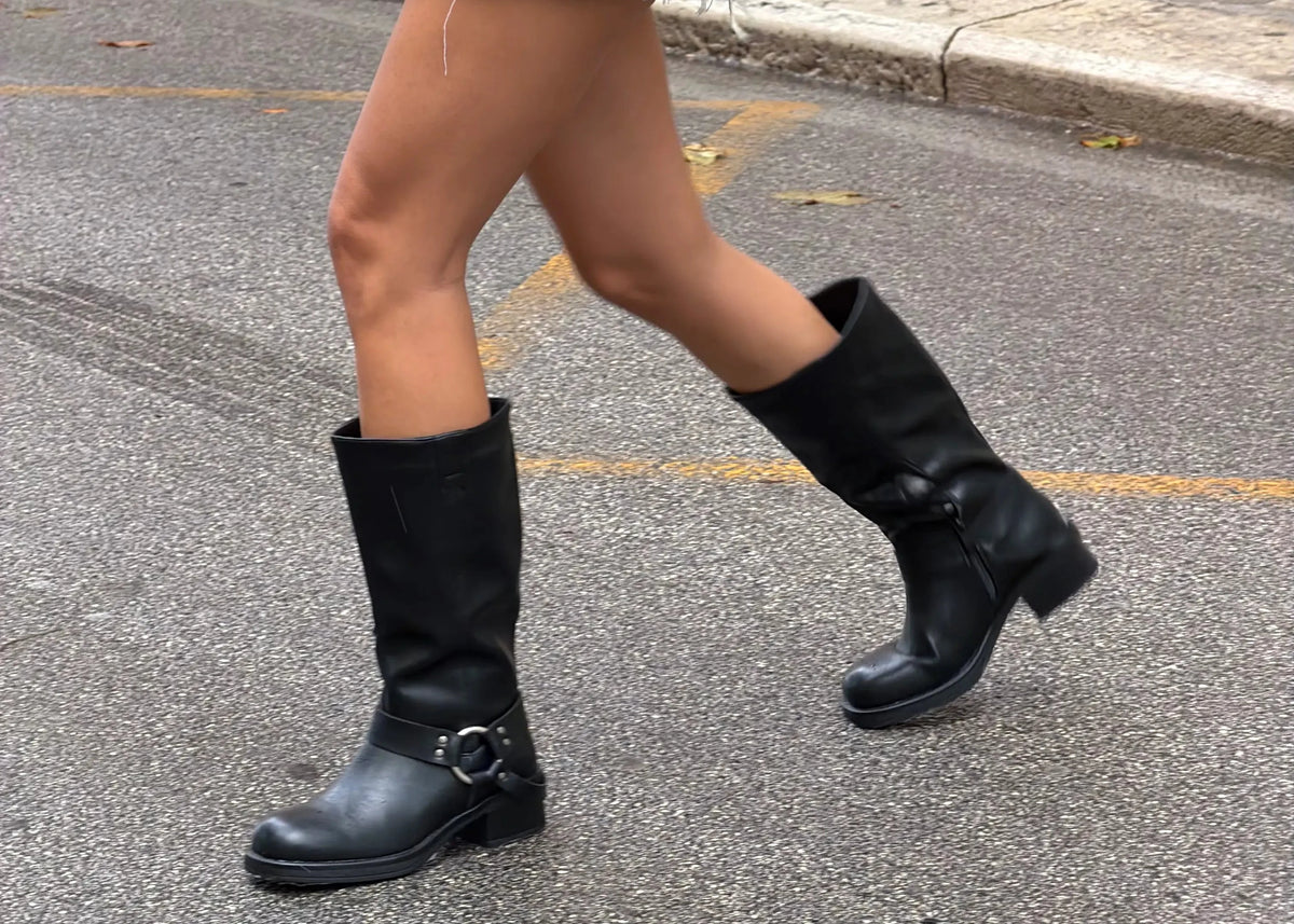 ragazza con outfit autunnale con pantaloncino e felpa con borsa nora in suede color nero per mobile