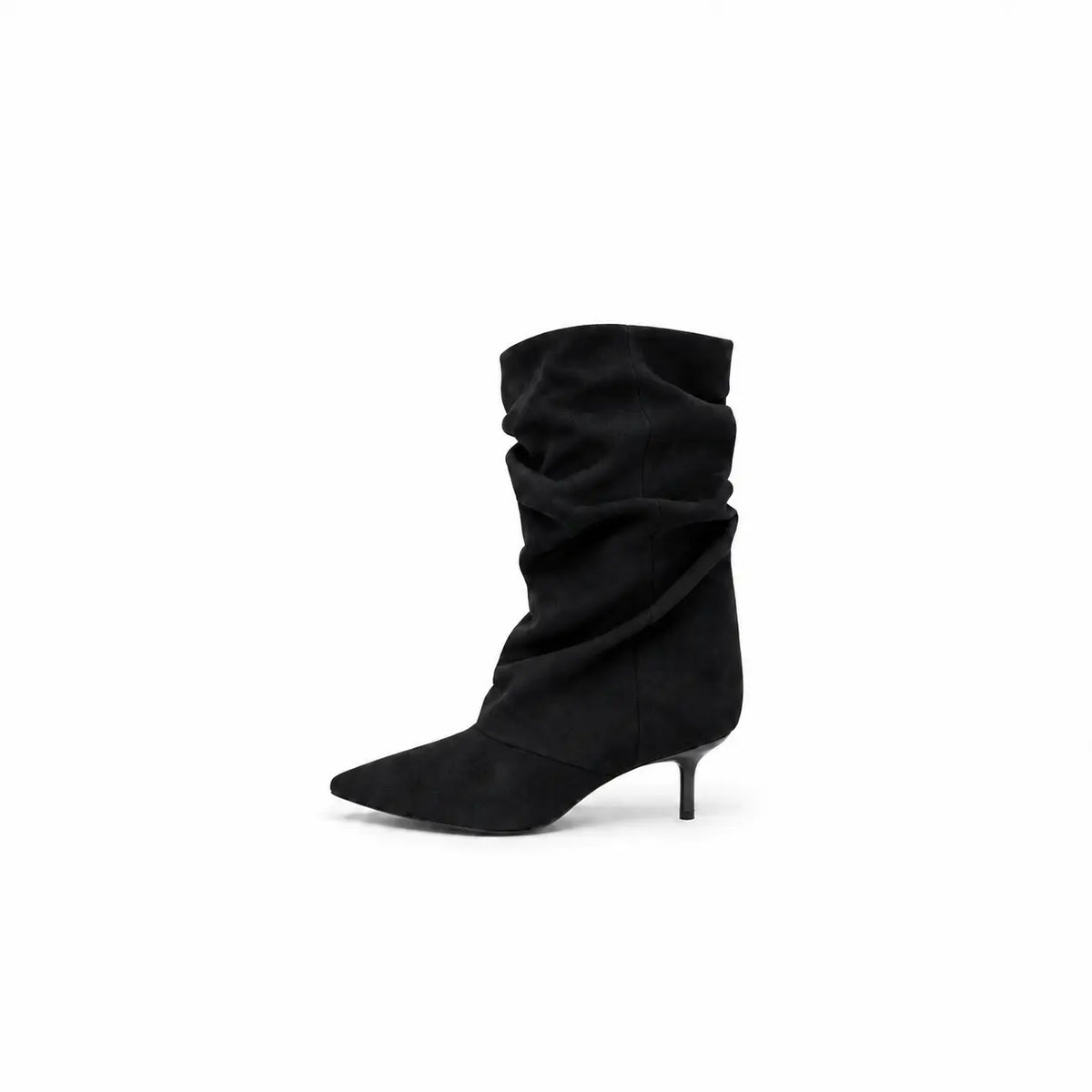 stivale Kourtney in ecosuede nero appuntito tacco basso e stretto gambale altezza polpaccio su sfondo bianco 