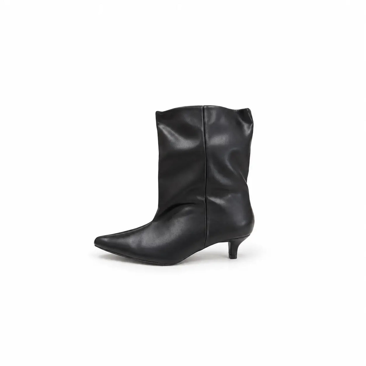 stivaletto victoria nero in ecopelle con gambale largo tacco basso e comodo punta appuntita senza zip laterale e comodo su sfondo bianco