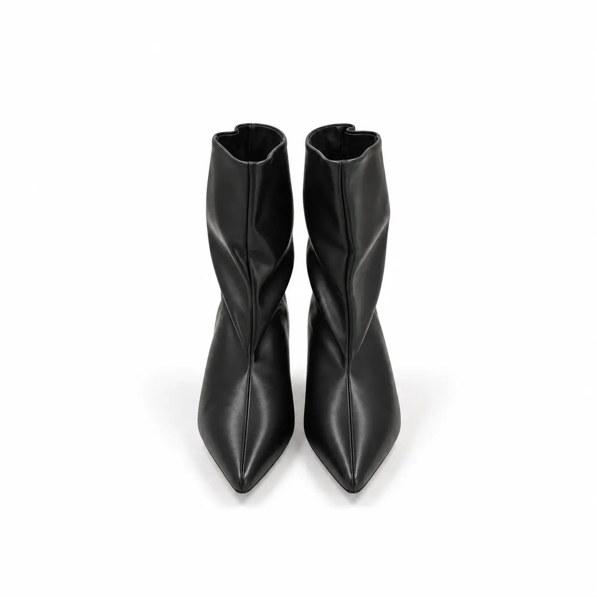 stivaletto victoria nero in ecopelle con gambale largo tacco basso e comodo punta appuntita senza zip laterale e comodo su sfondo bianco visti frontalmente