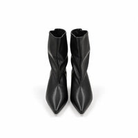 stivaletto victoria nero in ecopelle con gambale largo tacco basso e comodo punta appuntita senza zip laterale e comodo su sfondo bianco visti frontalmente