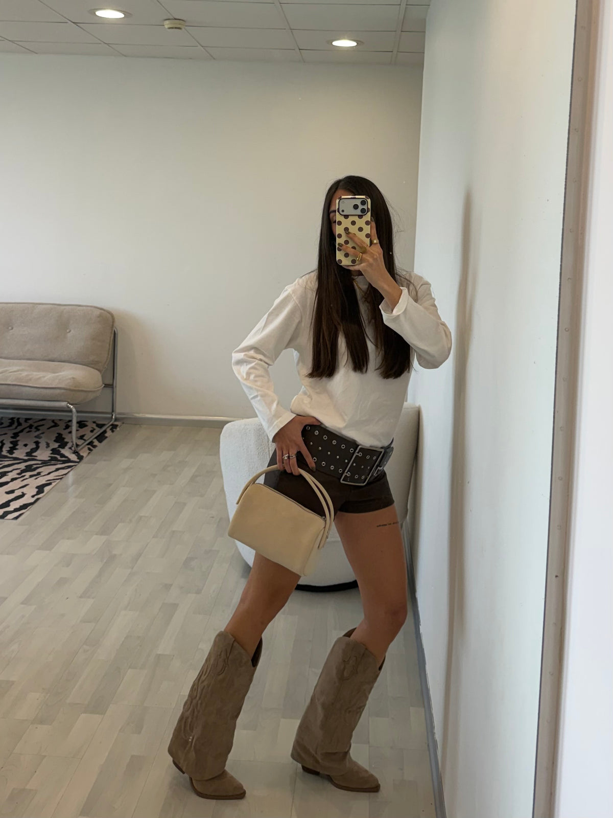 stivali arizona khaki in ecosuede stile texano con pantaloncini e maglia in ufficio