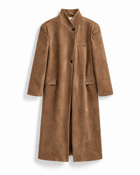 visione frontale cappotto Irina camel suede lungo finte tasche esterne collo pieghevole su sfondo bianco