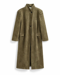 visione frontale cappotto Irina verde oliva suede lungo finte tasche esterne collo pieghevole su sfondo bianco