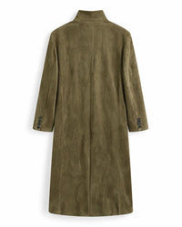 visione retro cappotto Irina verde oliva suede lungo finte tasche esterne collo pieghevole su sfondo bianco